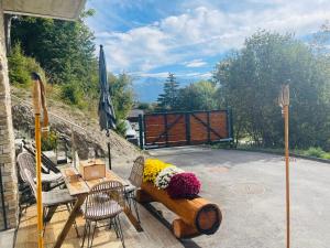 een patio met een tafel en stoelen en een parasol bij Chic small new apartment up to 4 people, Pets allowed in Lens