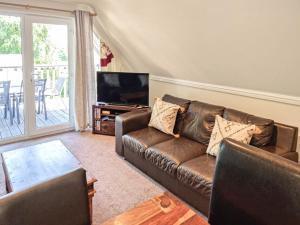 a living room with a couch and a television at Valley Lodge 47 - Ukc2779 in Gunnislake