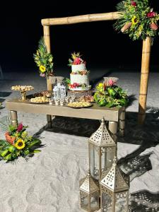 a table with a wedding cake on top of it at Playa Escondida Mayapo in Mayapo