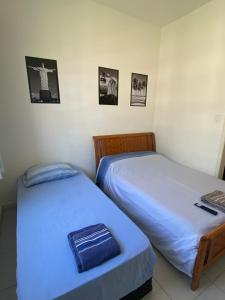 Säng eller sängar i ett rum på STUDIO COMPLETO na praia de COPACABANA, perto Ipanema Gal Osório, com ar, wifi, netflix, até 3 pessoas, pauloangerami SF138