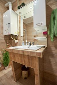 łazienka z umywalką i lustrem w obiekcie Valentin Deluxe Apartman w Hajduszoboszlo