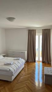 A bed or beds in a room at Panorama Apartment Jakov