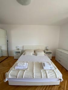 A bed or beds in a room at Panorama Apartment Jakov