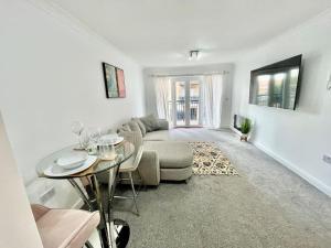 Χώρος καθιστικού στο 2 Bed Luxury Apt in Gravesend