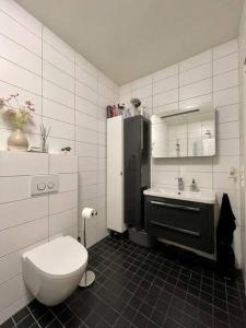 特羅姆瑟的住宿－Cozy central home, quiet neighbourhood，浴室配有白色卫生间和盥洗盆。