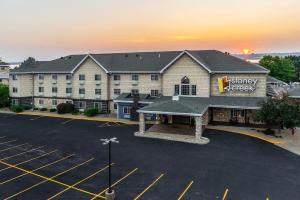 an empty parking lot in front of a hotel at Stoney Creek Hotel Peoria in Peoria