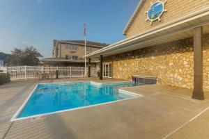 a swimming pool in front of a building at Stoney Creek Hotel Peoria in Peoria