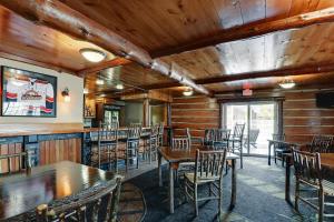 un restaurante con paredes de madera, mesas y sillas en Stoney Creek Hotel Peoria, en Peoria