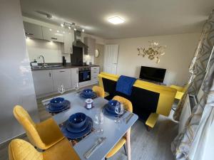 een keuken en eetkamer met een tafel en stoelen bij Spacious Apartment in Brooklands in Milton Keynes