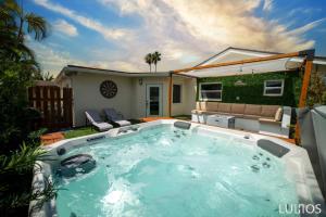 een groot zwembad in de achtertuin van een huis bij Miami Chic 6BR Jacuzzi Games, 16 Min to Airport L52 in Tamiami