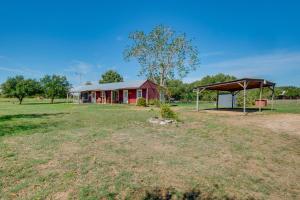 Κήπος έξω από το Delightful Carmine Studio on Farm Near Round Top!