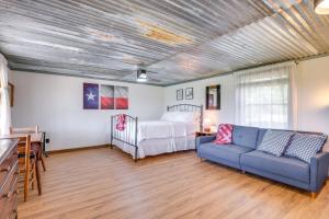 una sala de estar con un sofá y una cama en On 60-Acre Farm with Pond Charming Carmine Studio!, en Carmine