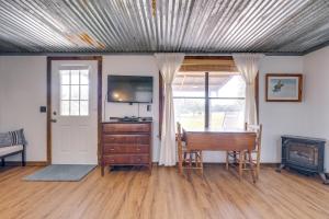 una sala de estar con mesa y TV y una habitación con mesa en On 60-Acre Farm with Pond Charming Carmine Studio!, en Carmine 16 fotos más