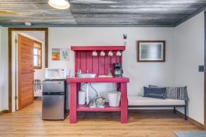 cocina con estante rojo y nevera en On 60-Acre Farm with Pond Charming Carmine Studio!, en Carmine