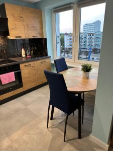 a kitchen with a table and chairs in a room at Wolke 12 in Gorzów Wielkopolski