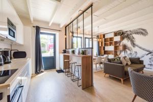 una cucina e un soggiorno con un divano e un tavolo di Paradis côtier - Maison vue mer à Loguivy a Ploubazlanec