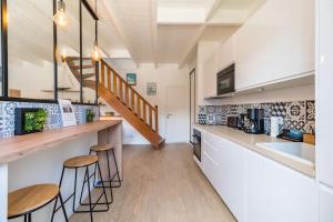una cucina con ripiani in legno e piano di lavoro di Paradis côtier - Maison vue mer à Loguivy a Ploubazlanec Altre 28 foto
