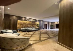 eine große Lobby mit einem Sofa und einem Tisch in der Unterkunft Rotana Palace Suites in Kairo