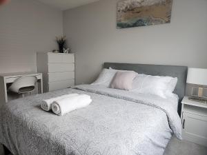 1 dormitorio con 1 cama con 2 toallas en Dorothy's Deluxe room, en Ottawa