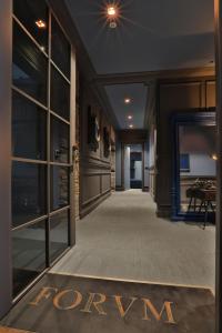 得利雅斯特的住宿－FORVM bijoux ROOMS，走廊,设有通往带镜子的建筑的入口