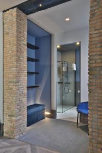 uma sala de estar com uma parede de tijolos e uma escadaria em FORVM bijoux ROOMS em Trieste