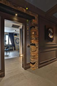 una porta per entrare in una stanza con un muro di pietra di FORVM bijoux ROOMS a Trieste
