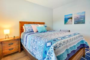 1 dormitorio con 1 cama con colcha azul y blanca en Ideally Located High Point Condo with Patio!, en High Point