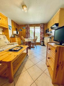 - un salon avec un canapé et une table dans l'établissement Eden des Houches Furnished flat, aux Houches