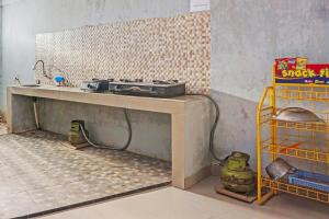 uma cozinha com um fogão em cima de uma mesa em OYO 93175 Wisma Syariah Dian em Barru