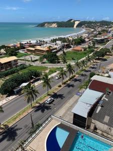 een luchtzicht op een stad met een zwembad en het strand bij Duas suítes com a melhor vista de Ponta Negra! in Natal
