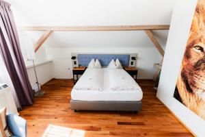 1 dormitorio con 1 cama en una habitación en Landgasthof Leuen, en Uitikon