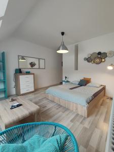 um quarto com uma cama, uma mesa e uma cadeira em RYB Lofts Budapest em Budapeste