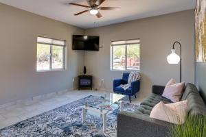 een woonkamer met een bank en een tafel bij Tucson Vacation Rental with Community Pool! in Tucson