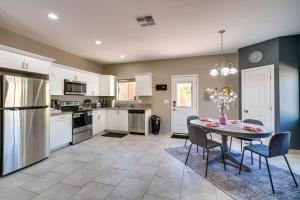 een keuken met witte kasten en een tafel en stoelen bij Tucson Vacation Rental with Community Pool! in Tucson