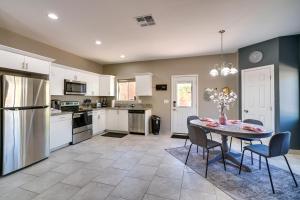 eine Küche mit weißen Schränken und einem Tisch und Stühlen in der Unterkunft Tucson Vacation Rental with Community Pool! in Tucson