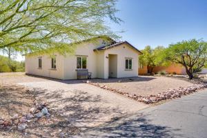 ein Haus mit einer Kiesauffahrt davor in der Unterkunft Tucson Vacation Rental with Community Pool! in Tucson
