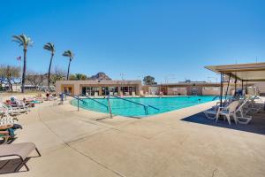 een groot zwembad met stoelen en een zwembad bij Tucson Vacation Rental with Community Pool! in Tucson