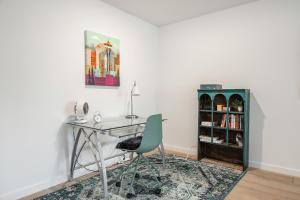 einen Schreibtisch und einen Stuhl in einem Zimmer in der Unterkunft Ballard Home Base - Comfy Modern House in Seattle in Seattle