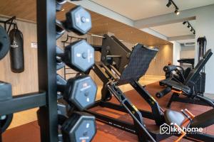 um ginásio com um monte de equipamento numa sala em One Way em João Pessoa