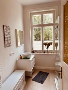 baño con lavabo y ventana en Villa am Strand, en Eckernförde