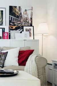un soggiorno con divano bianco e lampada di Hidden gem - Cozy quiet 2BR apt in city center a Bratislava