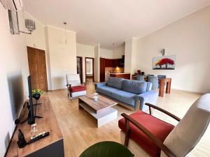 ein Wohnzimmer mit einem Sofa und einem Tisch in der Unterkunft Magic mountain villas in Antalya