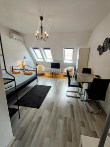 um quarto com um loft com uma cama e uma secretária em RYB Lofts Budapest em Budapeste
