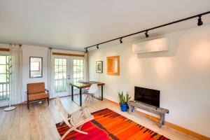 sala de estar con chimenea y mesa en Charming Claverack Retreat with Serene Deck! en Claverack