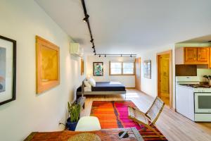sala de estar con cama y cocina en Charming Claverack Retreat with Serene Deck! en Claverack