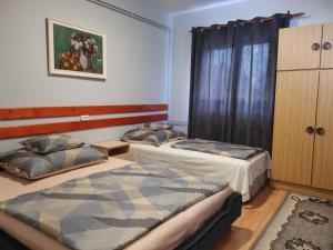 Zimmer mit 2 Betten und einem Schrank in der Unterkunft 4Fenyő Magánszállás Nagyatád in Nagyatád