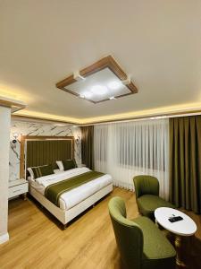 1 dormitorio con 1 cama, mesa y sillas en TAKSİM HAVANA HOTEL SUİTES en Estambul