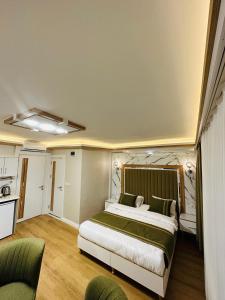 1 dormitorio con 1 cama grande y cocina en TAKSİM HAVANA HOTEL SUİTES en Estambul