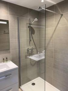 uma casa de banho com um chuveiro e um lavatório. em Appartement neuf 4km Saint-Tropez em Saint-Tropez