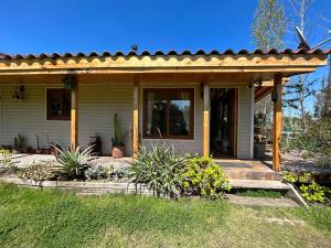 a house with a wooden roof and a porch at Casa Foresta Melipillán - Melipilla in Melipilla